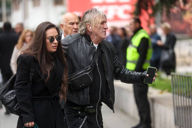 Sarajevo: Dolazak uzvanika na komemoraciju za Halida Bešlića u Narodno pozorište 