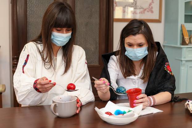 Beli Manastir: Pokazna radionica ukrašavanja pisanica motivima baranjskog šokačkog veza