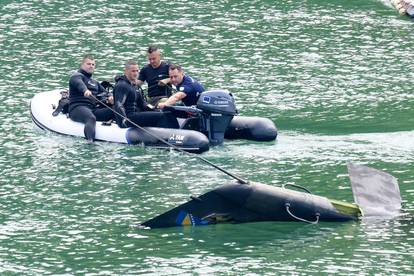 FOTO Specijalci u BiH izvlače helikopter koji je pao u jezero