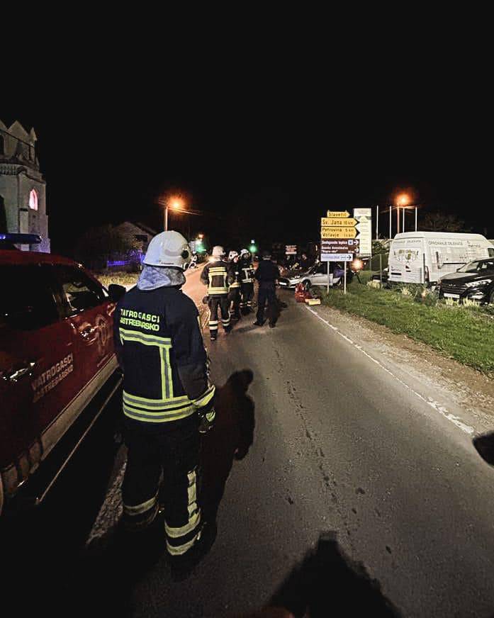 Pijan se zabio u drugi auto: 18 vatrogasaca spašavalo putnike, morali isključiti električni auto