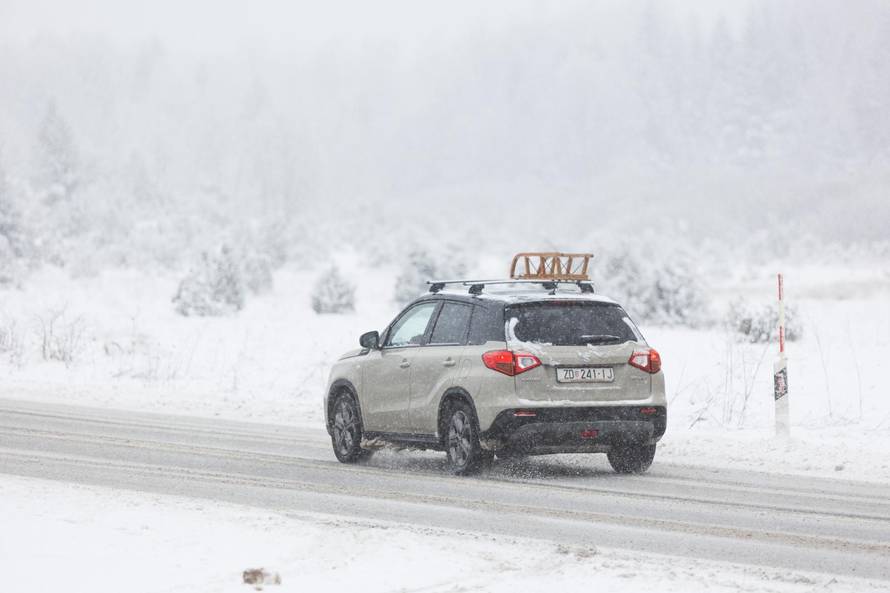 Zbog snijega otežan promet u Lici