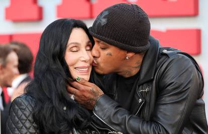 Ne kriju svoju ljubav! Cher (78) i njezin dečko (38) razmjenjivali nježnosti na premijeri filma