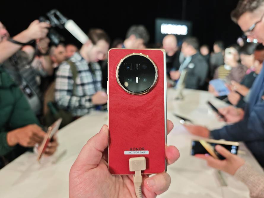 VIDEO Honorov robotski udar: Telefon s kamerom kao iz crtića i robot na dvije noge ukrali šou