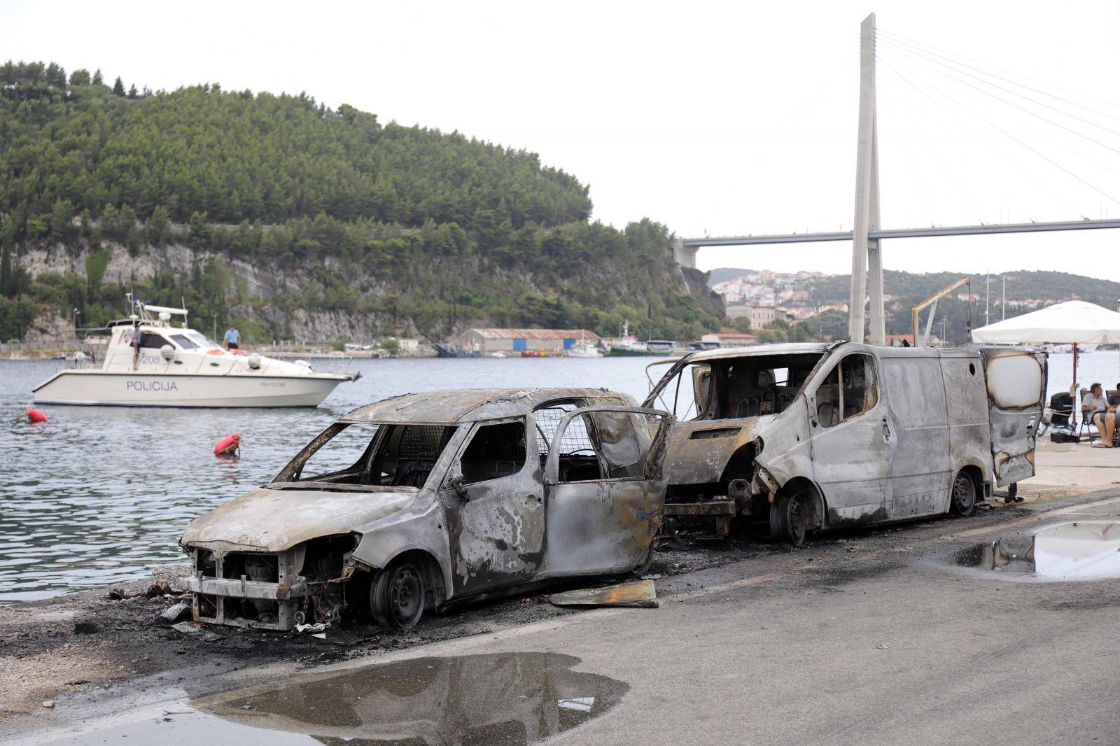 VIDEO Požar kod Dubrovnika: Gorjele brodice, jedan kombi, automobili, crni dim je posvuda