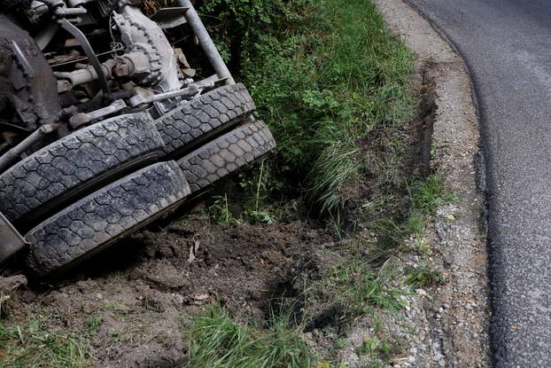 Jastrebarsko: Kamion probio ogradu kuće za odmor