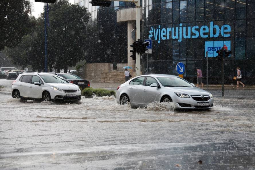Zagrepčane iznenadio pljusak, tuča i grmljavina poharali Pulu
