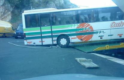 Autobus sat vremena bio zarobljen na rampi trajekta