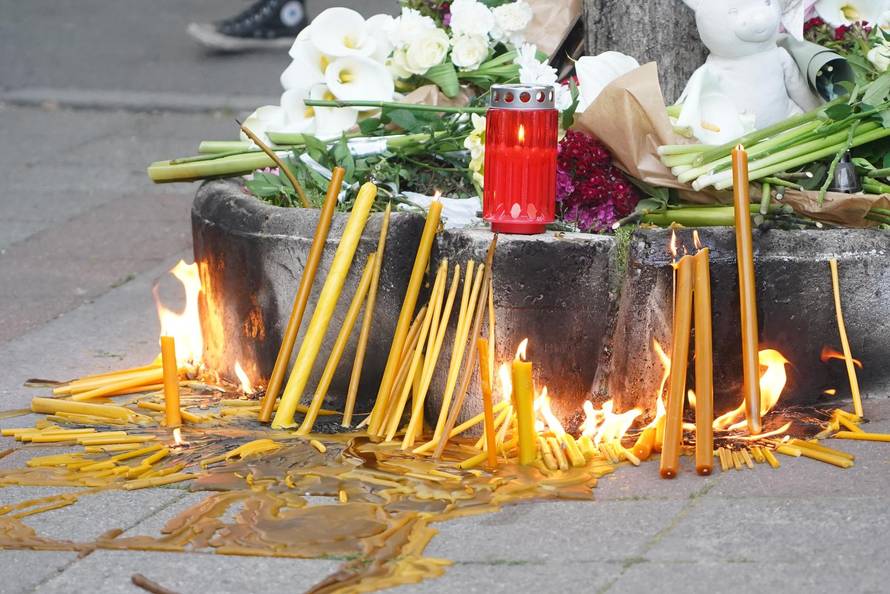 Beograd: Građani polažu cvijeće te pale svijeće ispred škole gdje je jučer učenik ubio devet osoba