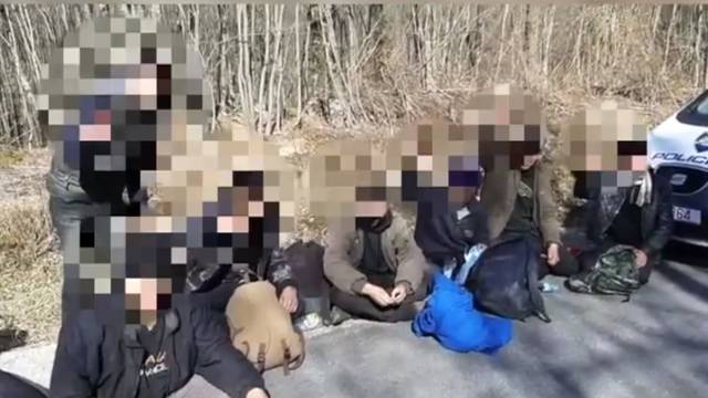 Policajci nagovorili migrante da viču Dinamo i Za dom spremni