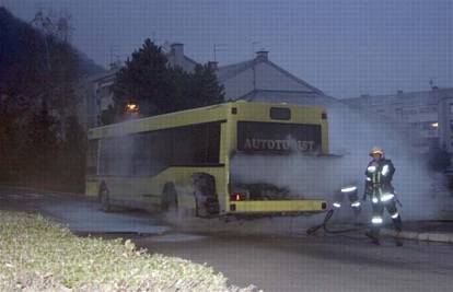 Autobus Autoturista se zapalio, nema ozlijeđenih