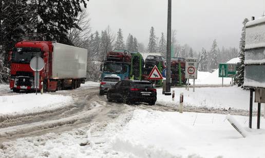 FOTO Snijeg zatrpao autocestu Zagreb - Rijeka: U Delnicama zaustavljaju voza&ccaron;e bez opreme