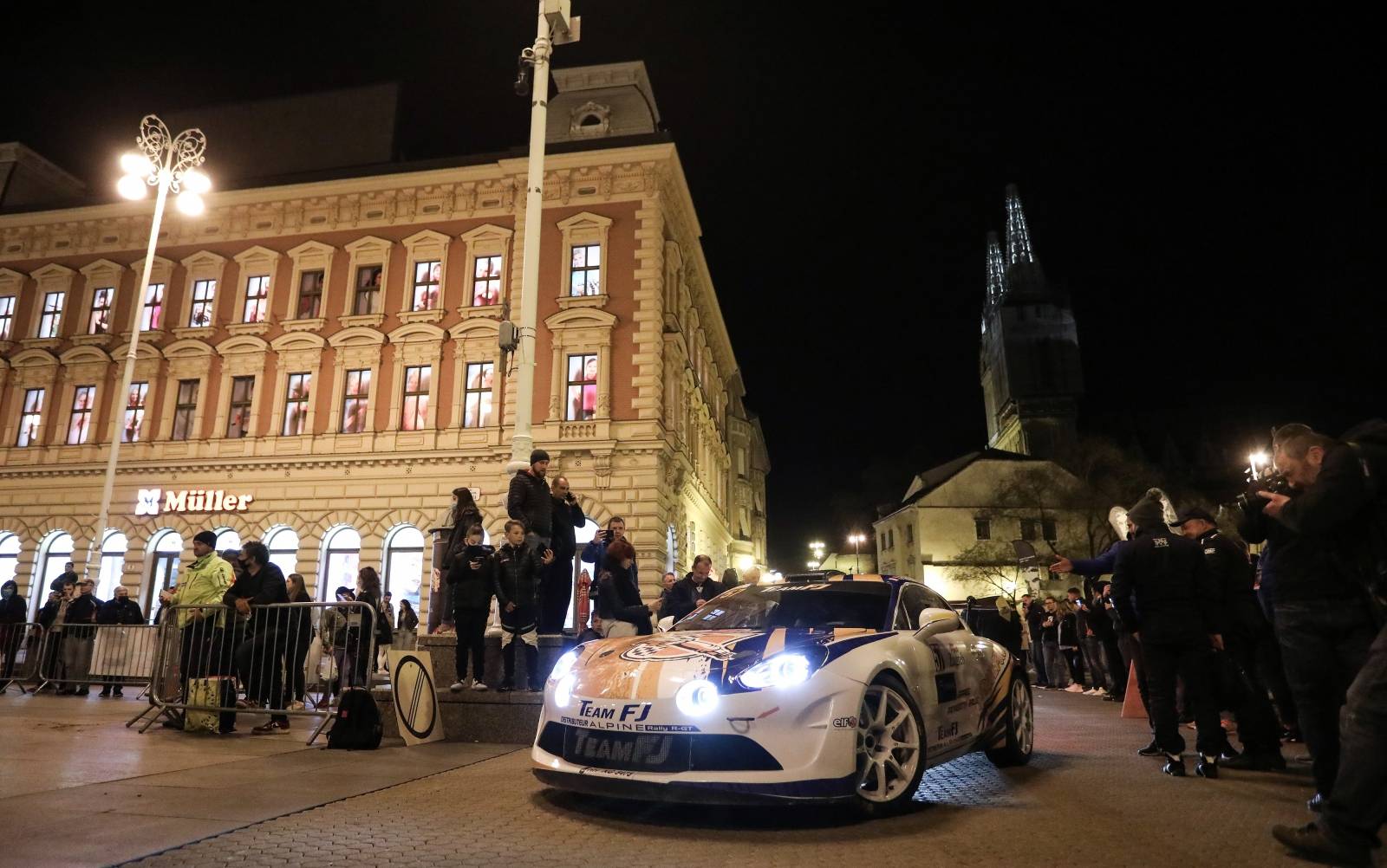 Zagreb: WRC automobili  na glavom gradskom trgu privukli veliku pažnju građana