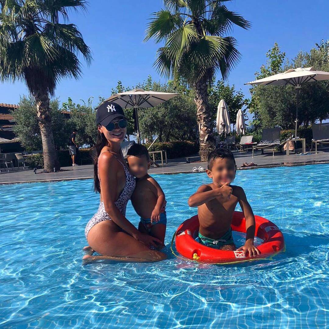 Supruge bivših igrača Dinama uživaju na bazenima u Turskoj