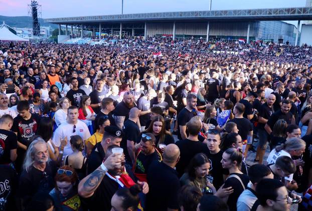 Dugopolje: Velik broj obožavatelja pristiže na Thompsonov koncert