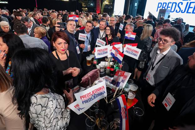 Zagreb: Slavlje u izbornom stožeru Zorana Milanovića nakon rezultata prvih izlaznih anketa