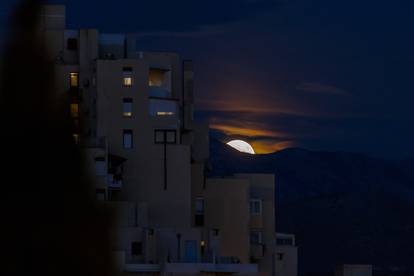 Pun mjesec iznad Splita