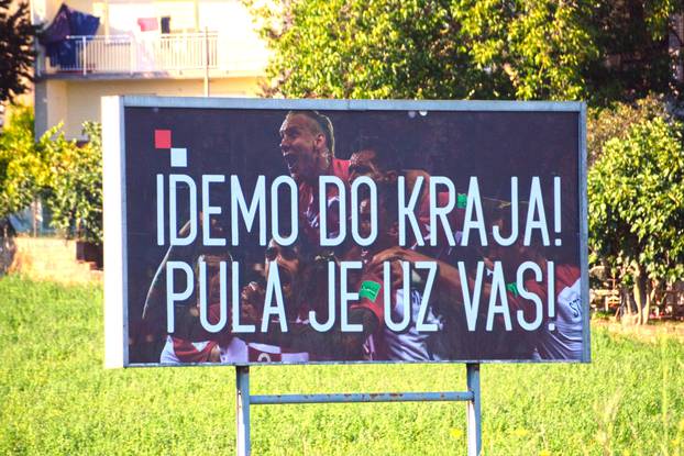 Plakati podrÅ¡ke nogometnoj reprezentaciji na pulskoj obilaznici