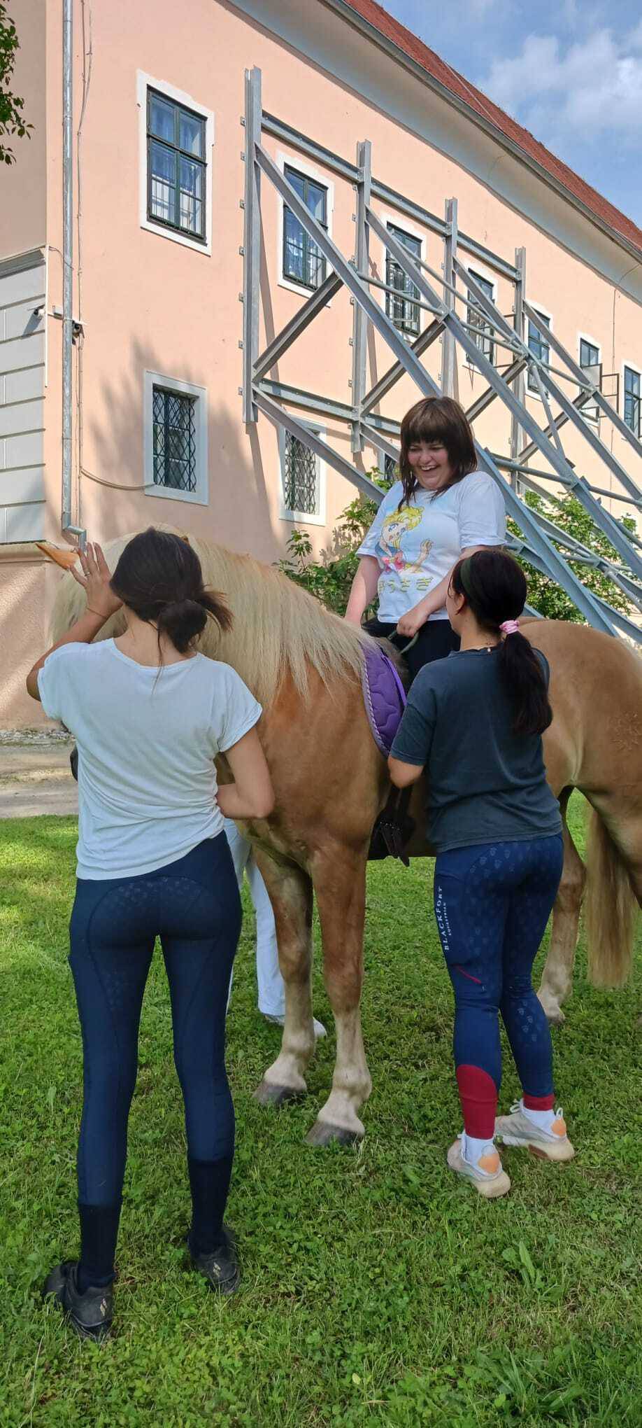 Iva (13) je u kolicima, baka (70) vratila se na posao da joj može plaćati terapije: 'Ne odustajem'