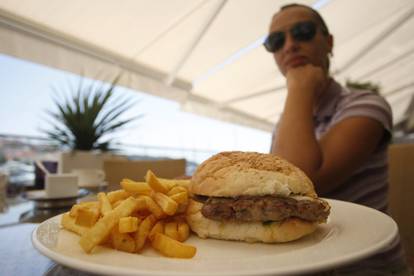 Jede vam se junk food? Uzrok je manjak sna i kroničan umor