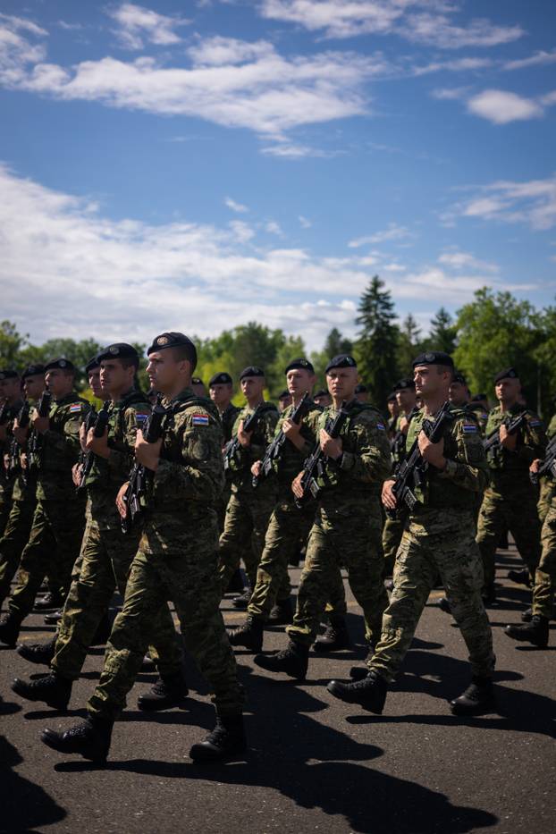 Velika Gorica: Uvježbavanje pješačkih postroja Hrvatske vojske za svečani vojni mimohod