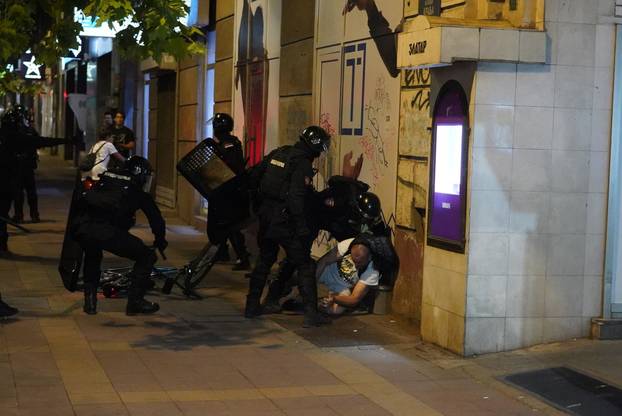 Beograd: Žandarmerija je uništila blokadu kod Strojarskog fakulteta i krenula prema Pravnom