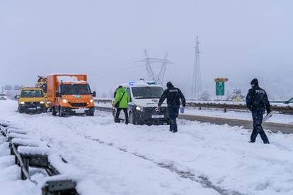 Smrskani bus i pet automobila u lančanom sudaru. Pogledajte fotografije nesreće kod Gospića