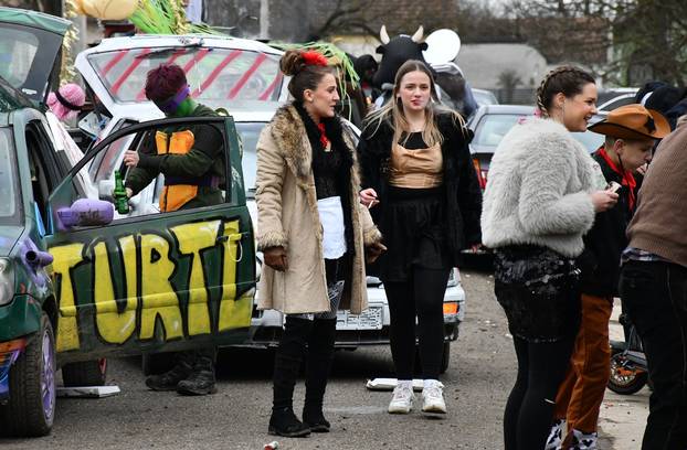 Donja Bebrina: Urnebesni pokladni utorak u Donjoj Bebrini