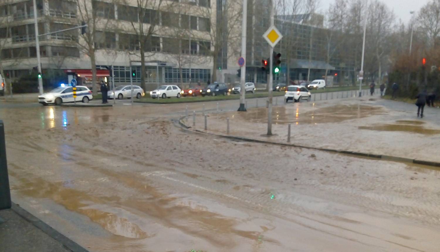 Pukla cijev, nastao kaos: 'Užas, kao da je rijeka tekla ulicom...'