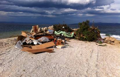 Stanovnici zabrinuti: Na plaži Cvitačka su palili krupni otpad