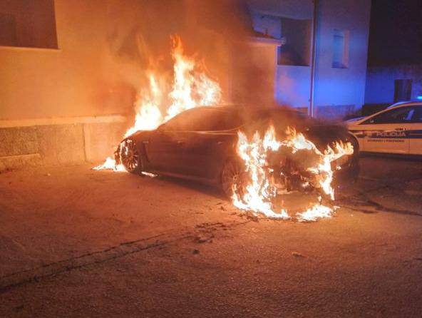 Luksuzni  Porsche Panamera u Splitu netko namjerno zapalio