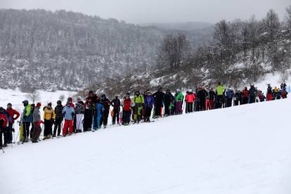 Mrkopalj: Mnogobrojni skijaši su pohrlili na uživanje u snijegu