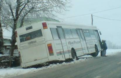 Snijeg prevario vozača pa je busom izletio u jarak