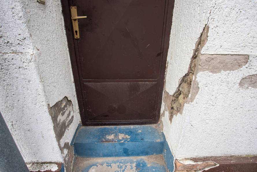 Andrej (3) živi u kući od blata punoj miševa: Teško govori i hoda, a mama ima epilepsiju