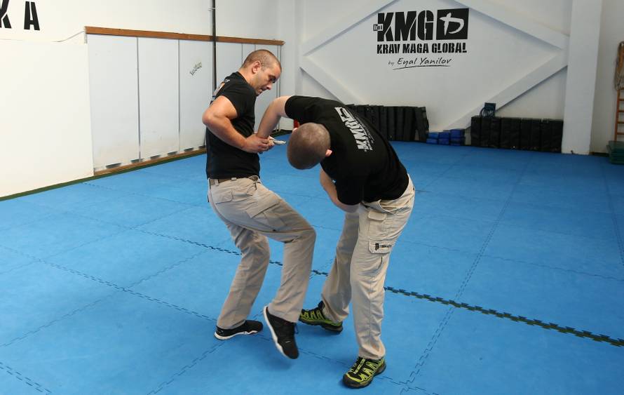 Naučite se spasiti od napada palicom, nožem i pištoljem!