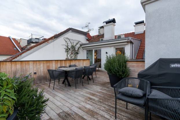 Prodaje se dvoetažni penthouse usred Zagreba s pogledom na HNK, terasa je kao manji stan...