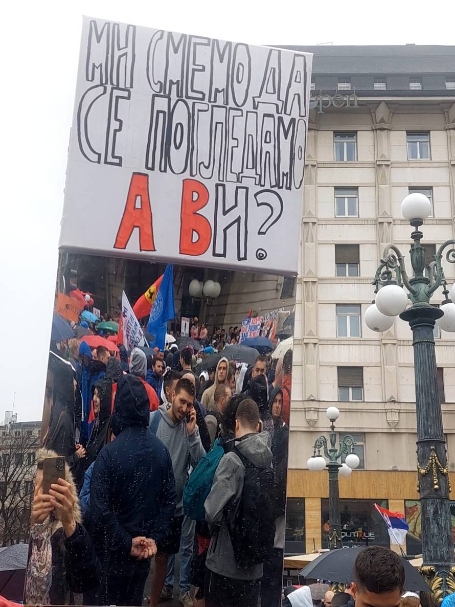 Prosvjed završio izgredima. Oglasio se Vučić: Bilo je 107.000 ljudi i nije korišten zvučni top!