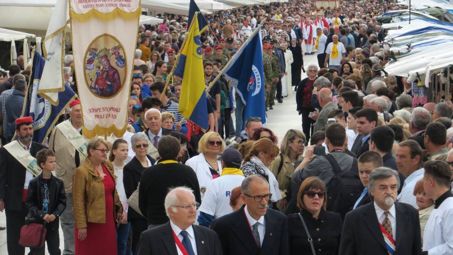 Kerum kao Papa pratio misu s prozora, stigao je i Plenković