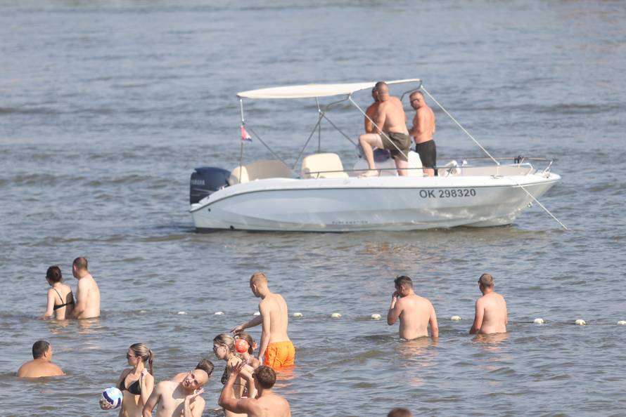 Osijek: Velika temperature je natjerala građane da potraže rashlađenje na Dravi