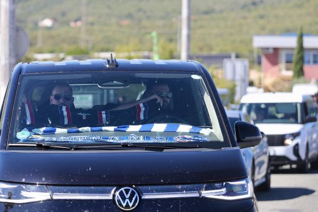 Okupljanje navijača Dinamana izlazu s A1 kod Dugopolja