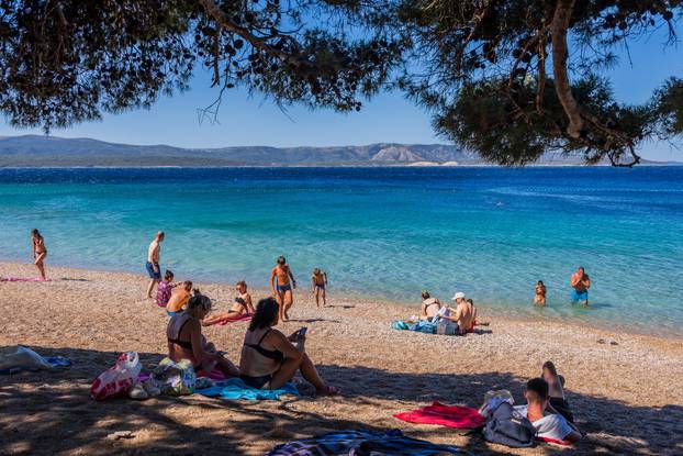 Olujna bura i jutro na plaži Zlatni rat