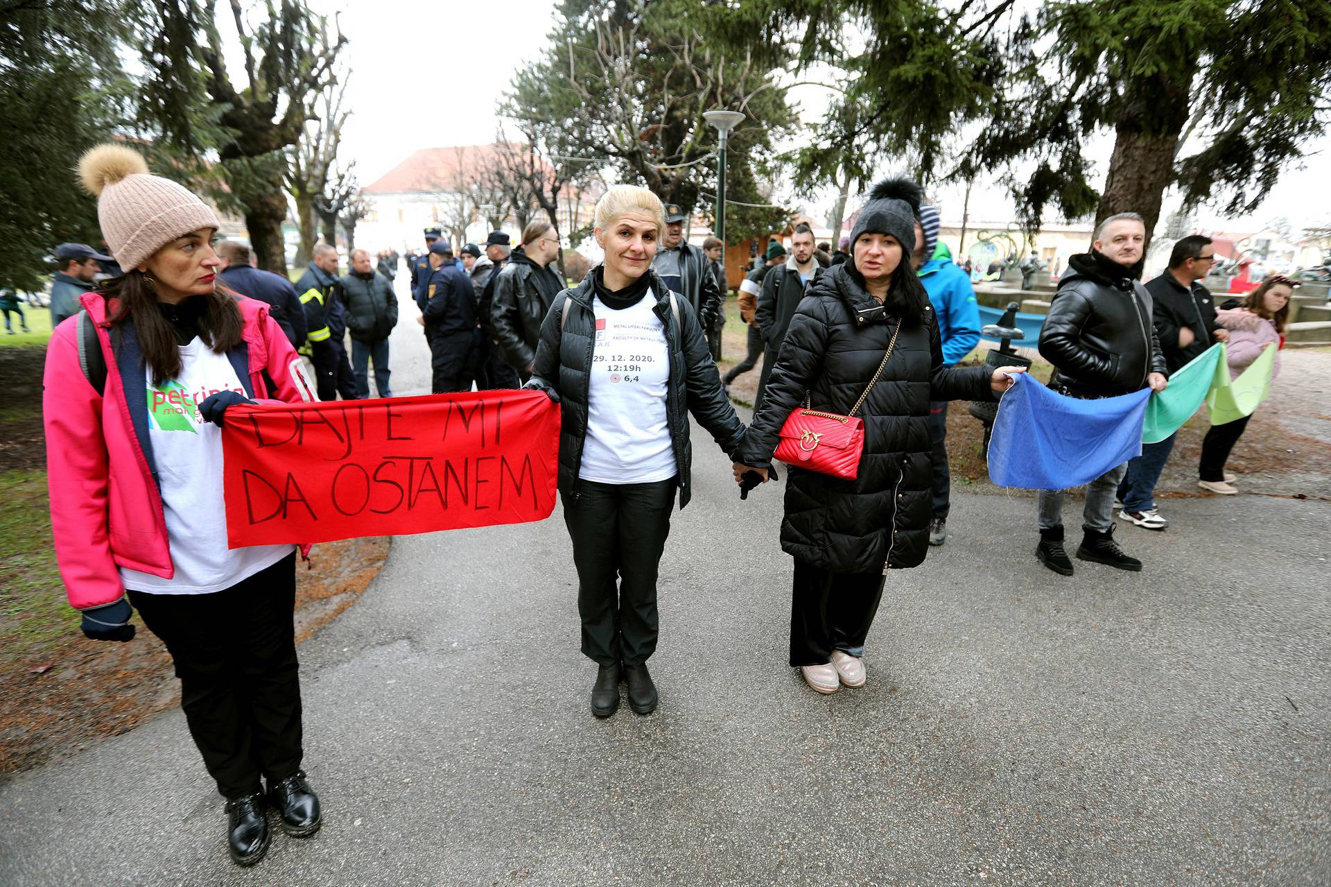 VIDEO U Petrinji u 12.19 zvonila zvona, Plenkovića su gađali grudom, zviždali su mu