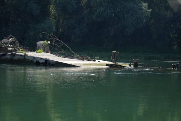 Sremska Mitrovica: Izuzetno nizak vodostaj rijeke Save ponovo je otkrio jedan od najprepoznatljivijih simbola, olupinu broda "Slovenac"