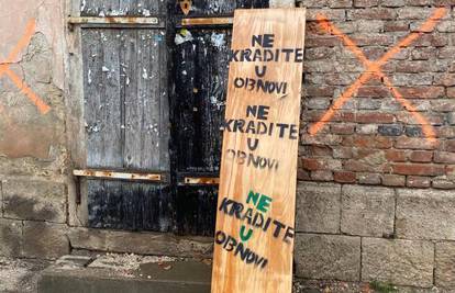 Netko je u Petrinji postavio table: 'Ne kradite u obnovi!'