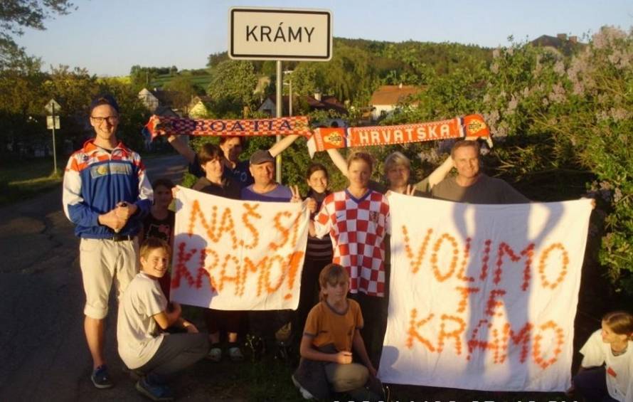 U češkom selu Kramy gleda se svaka Kramarićeva utakmica. Dobio je svoju ulicu i fan klub