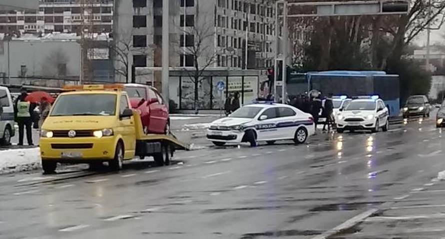 Udario je u policijski auto s upaljenim sirenama i rotirkama
