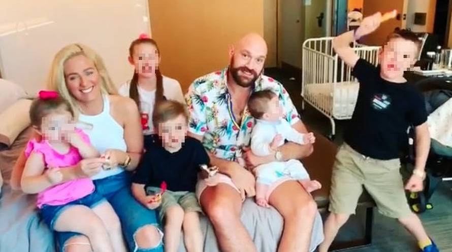 Tyson Fury uhvaćen na plaži s golišavim ljepoticama, javila se i njegova trudna supruga Paris