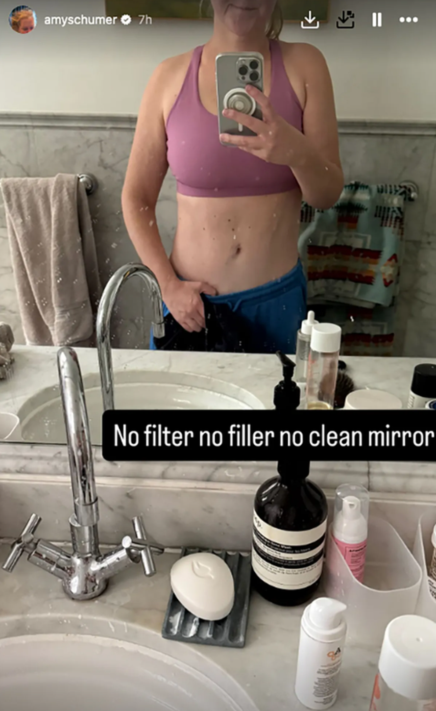 Nekad punašna glumica pohvalila se vitkom figurom, objavila je selfi ispred ogledala