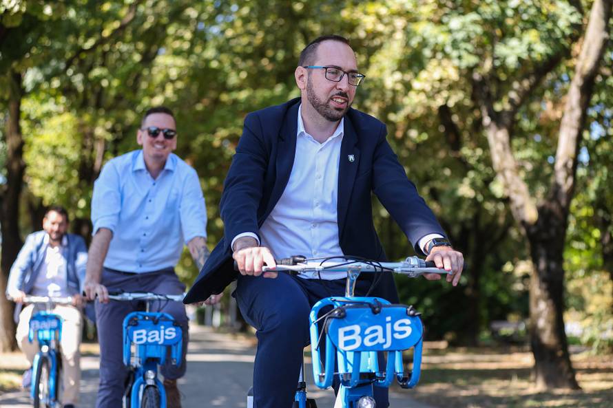 Zagreb: Tomislav Tomašević sa zamjenicima predstavio novu uslugu održivog javnog prijevoza - Bajs