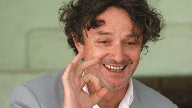 za scenu.....28. 05. 2005.
beograd/kuca gorana bregovica/pripreme bijelog dugmeta za koncerte u sarajevu, zagrebu i beogradu/ goran bregovic i raka maric
snimio: zeljko hladika