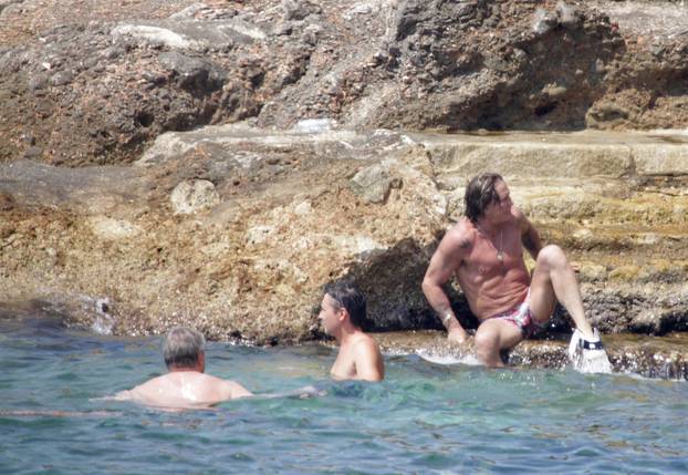 ARHIVA - 2009. Dubrovnik: Mickey Rourke se kupao u društvu tajanstvene crnke